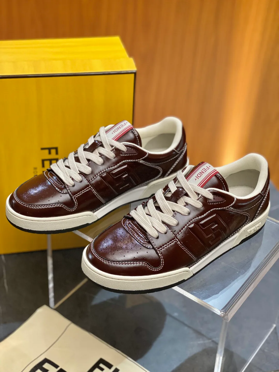 Кроссовки Женские Fendi 18119371