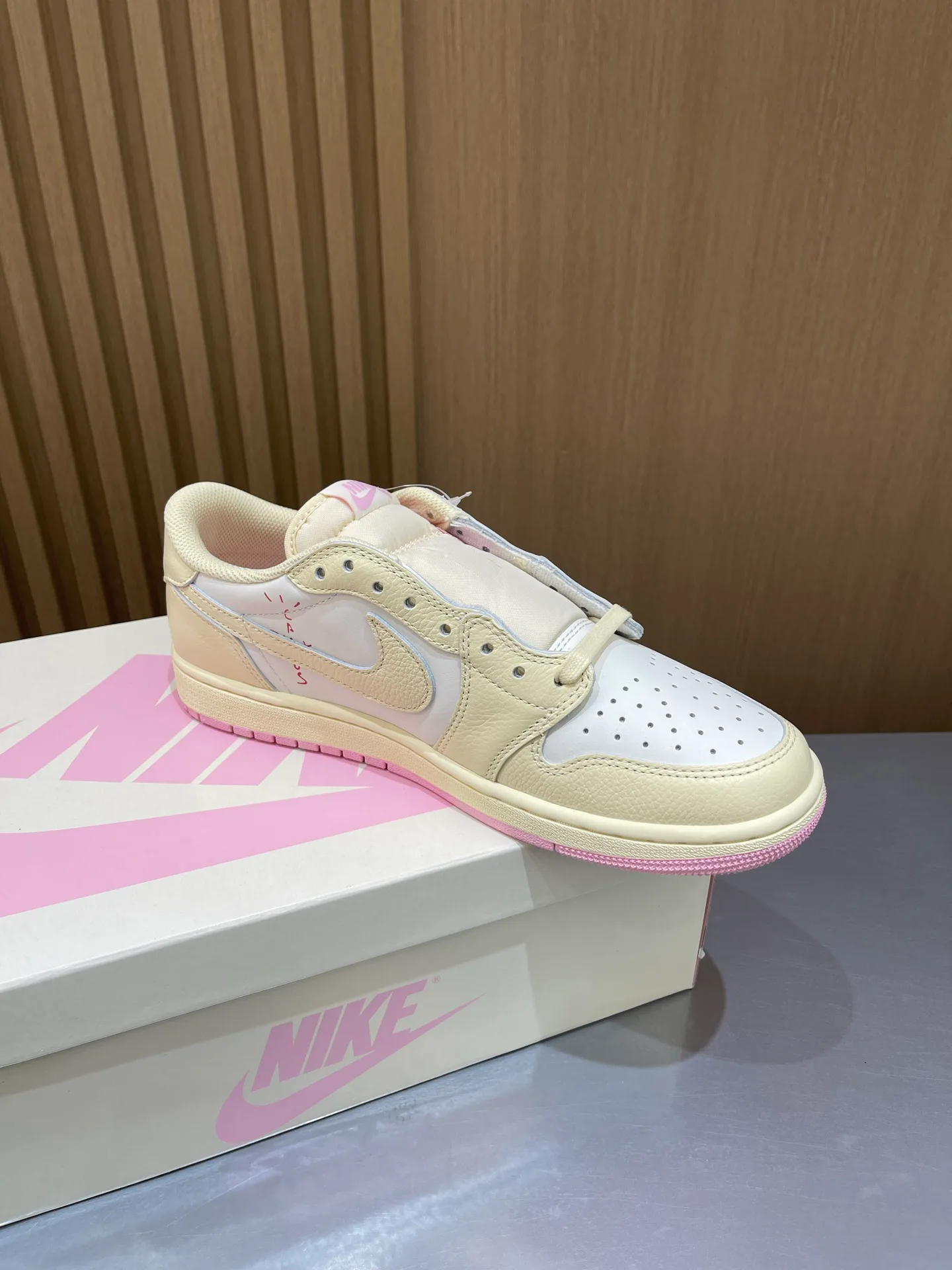 Кроссовки Женские Air Jordan 19539291