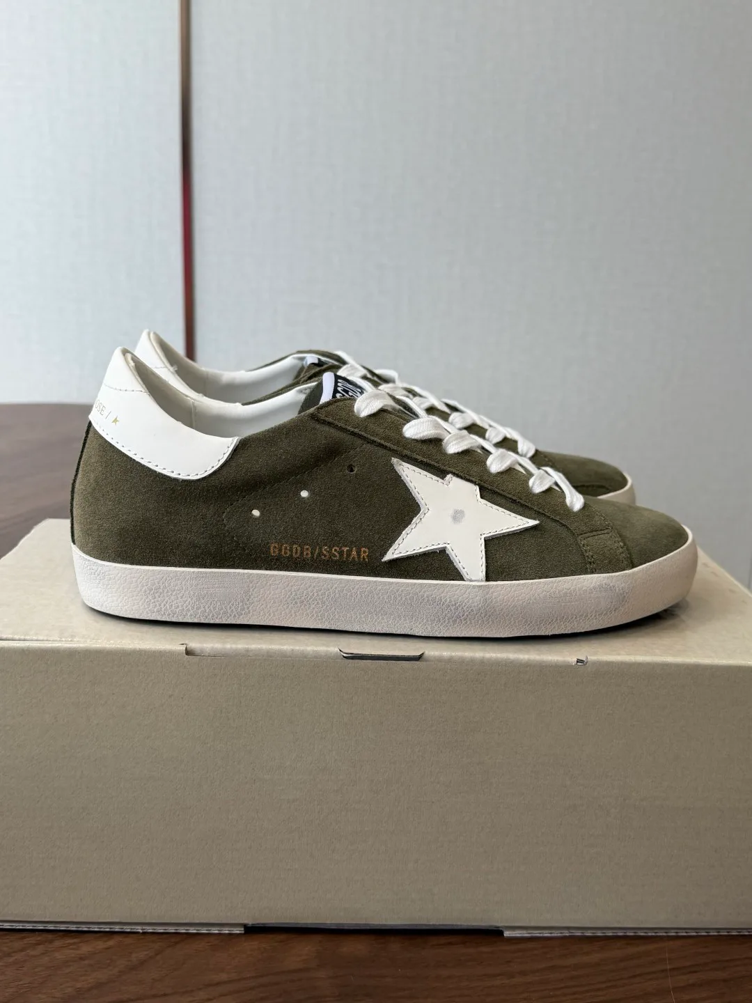 Кроссовки Женские Golden Goose 18146569