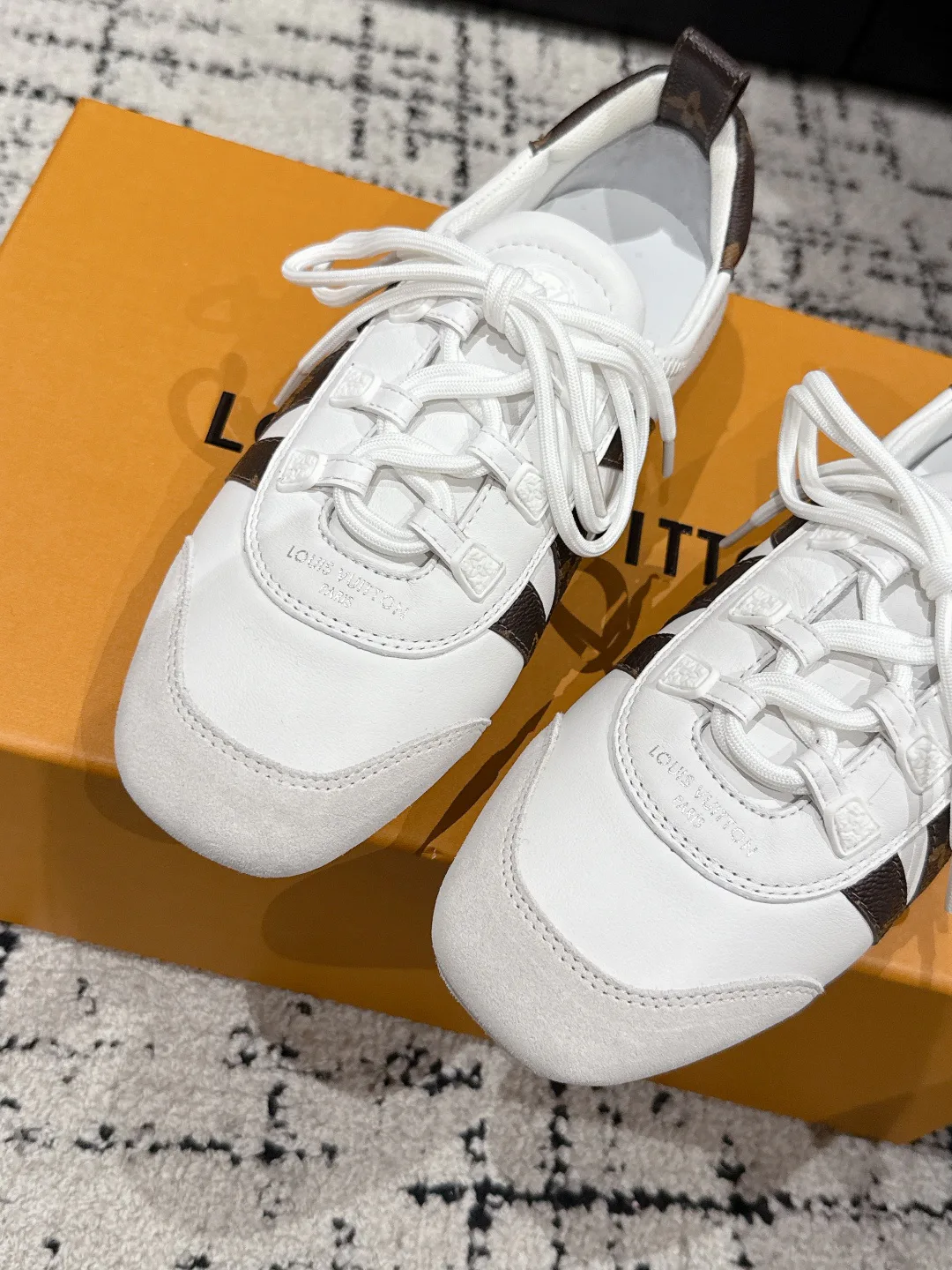 Кроссовки Женские Louis Vuitton 18409750