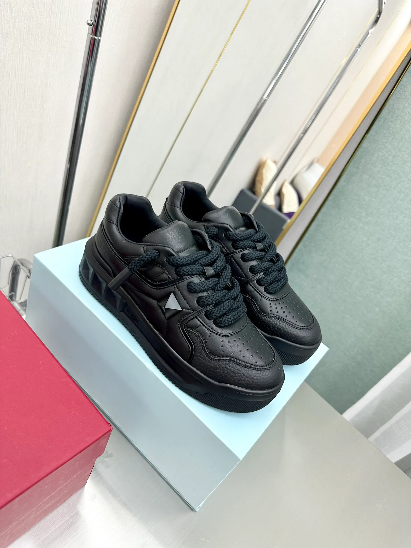 Кроссовки Женские Valentino 17904333