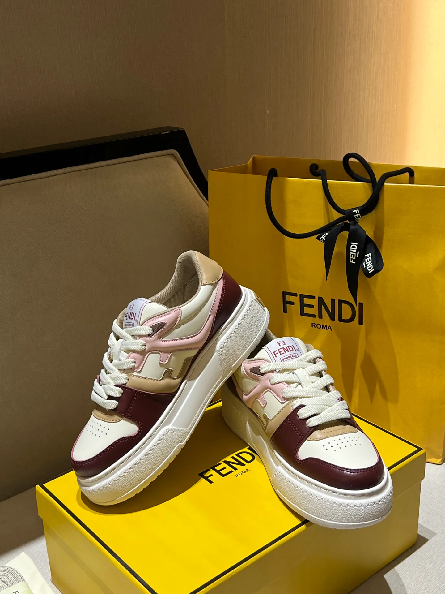 Кроссовки Женские Fendi 11275796