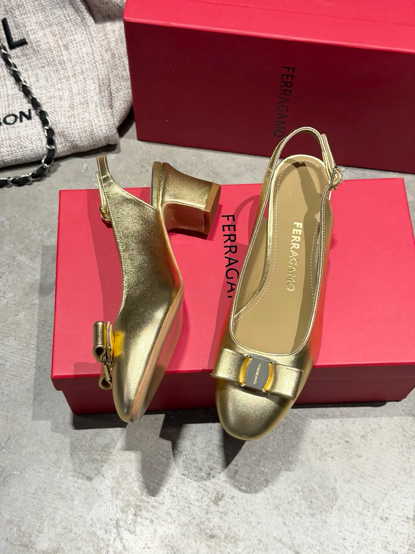 Туфли Женские Salvatore Ferragamo 17642598