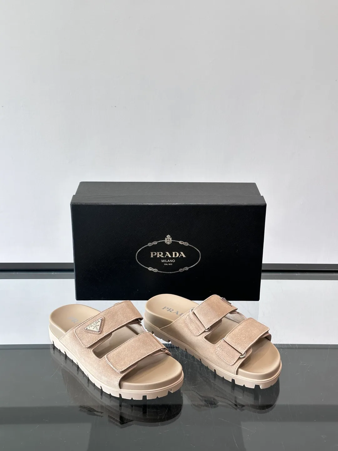 Шлепанцы Женские Prada 17689185