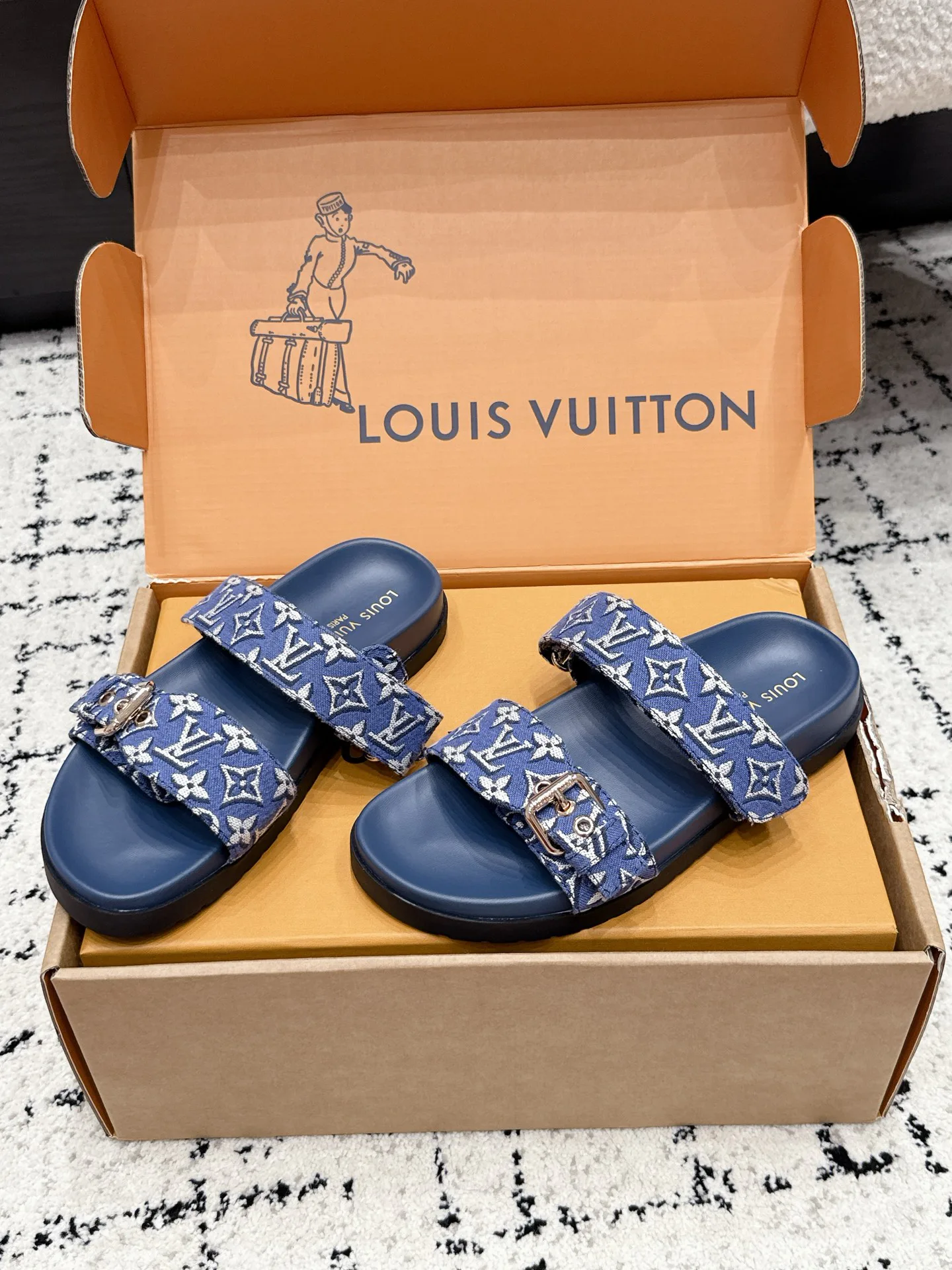 Шлепанцы Женские Louis Vuitton 17522808