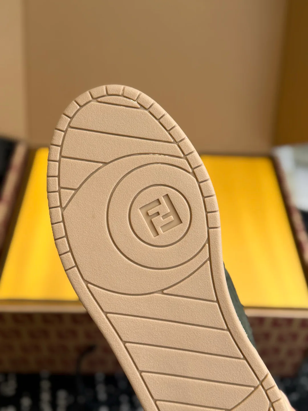 Кроссовки Женские Fendi 18309249