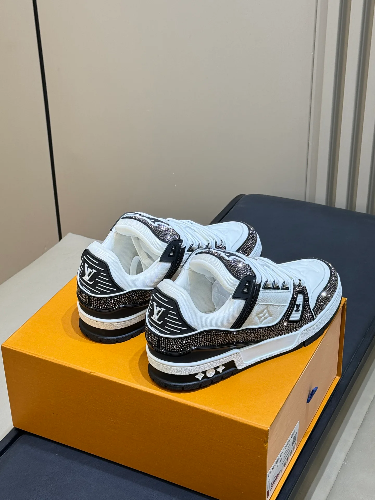 Кроссовки Женские Louis Vuitton 18073568