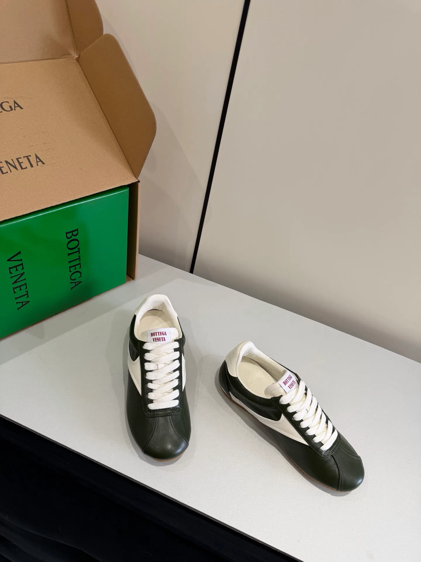 Кроссовки Женские Bottega Veneta 17976995
