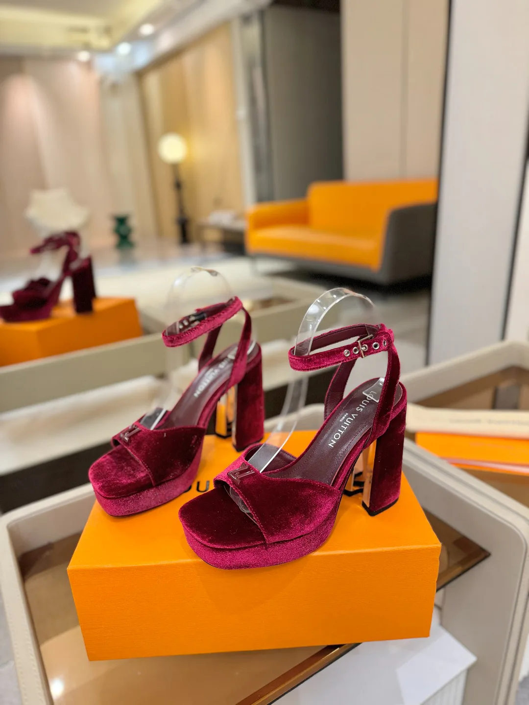 Босоножки Женские Louis Vuitton 10910176