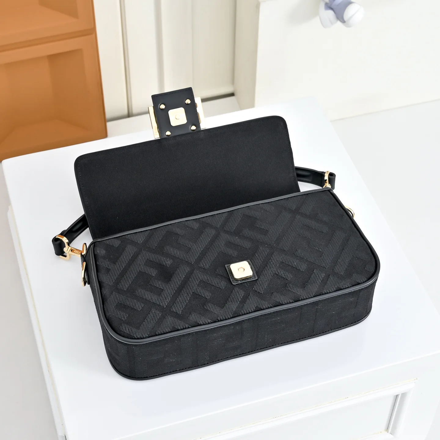 Классические Сумки Женские Fendi 18004259