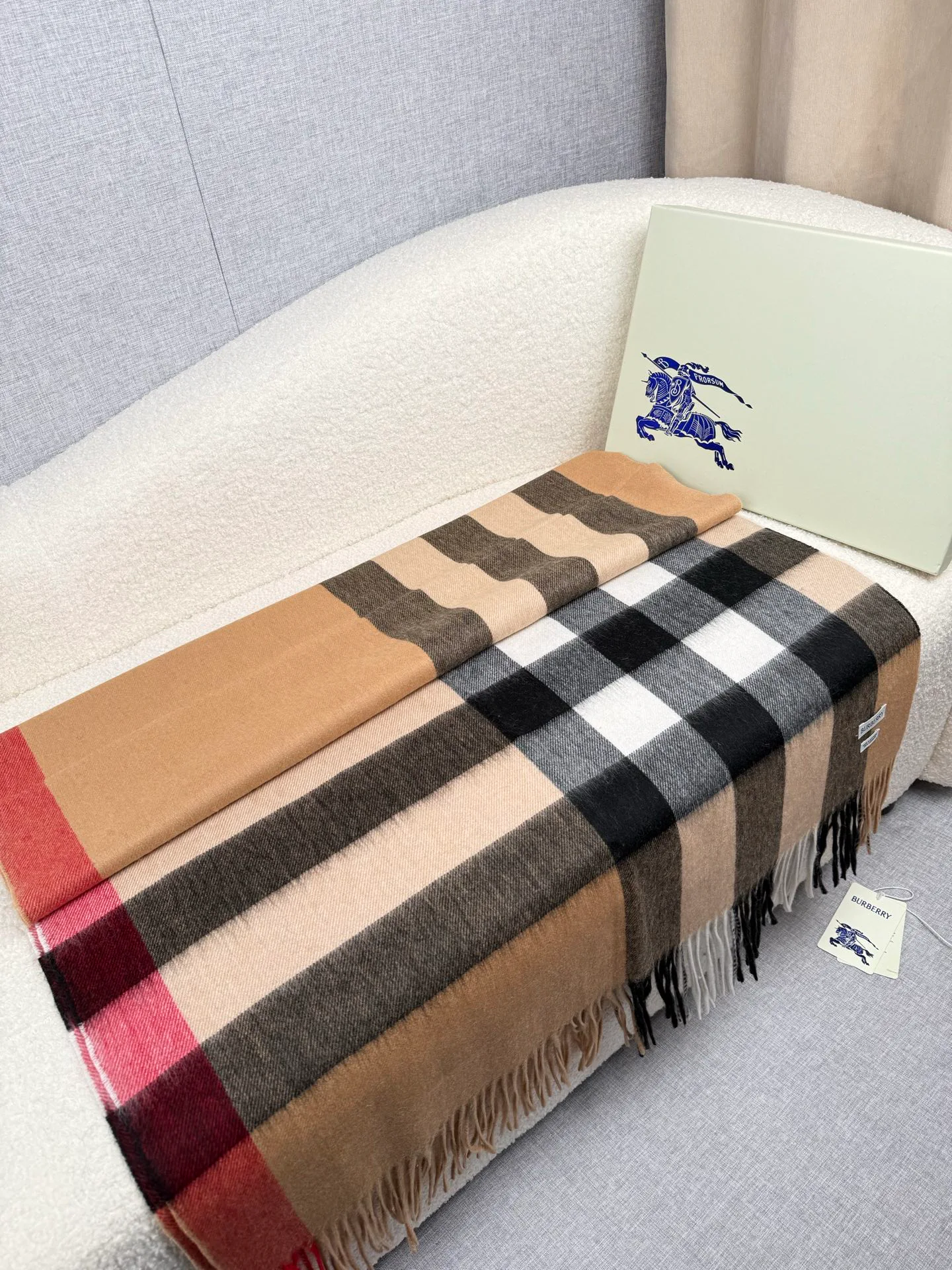 Шарфы Burberry 18675480