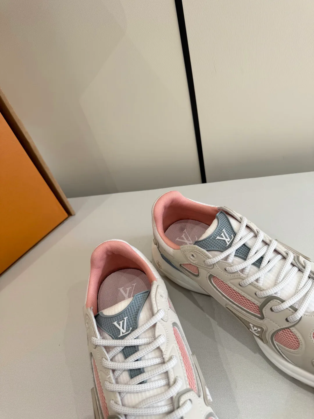 Кроссовки Женские Louis Vuitton 11497550