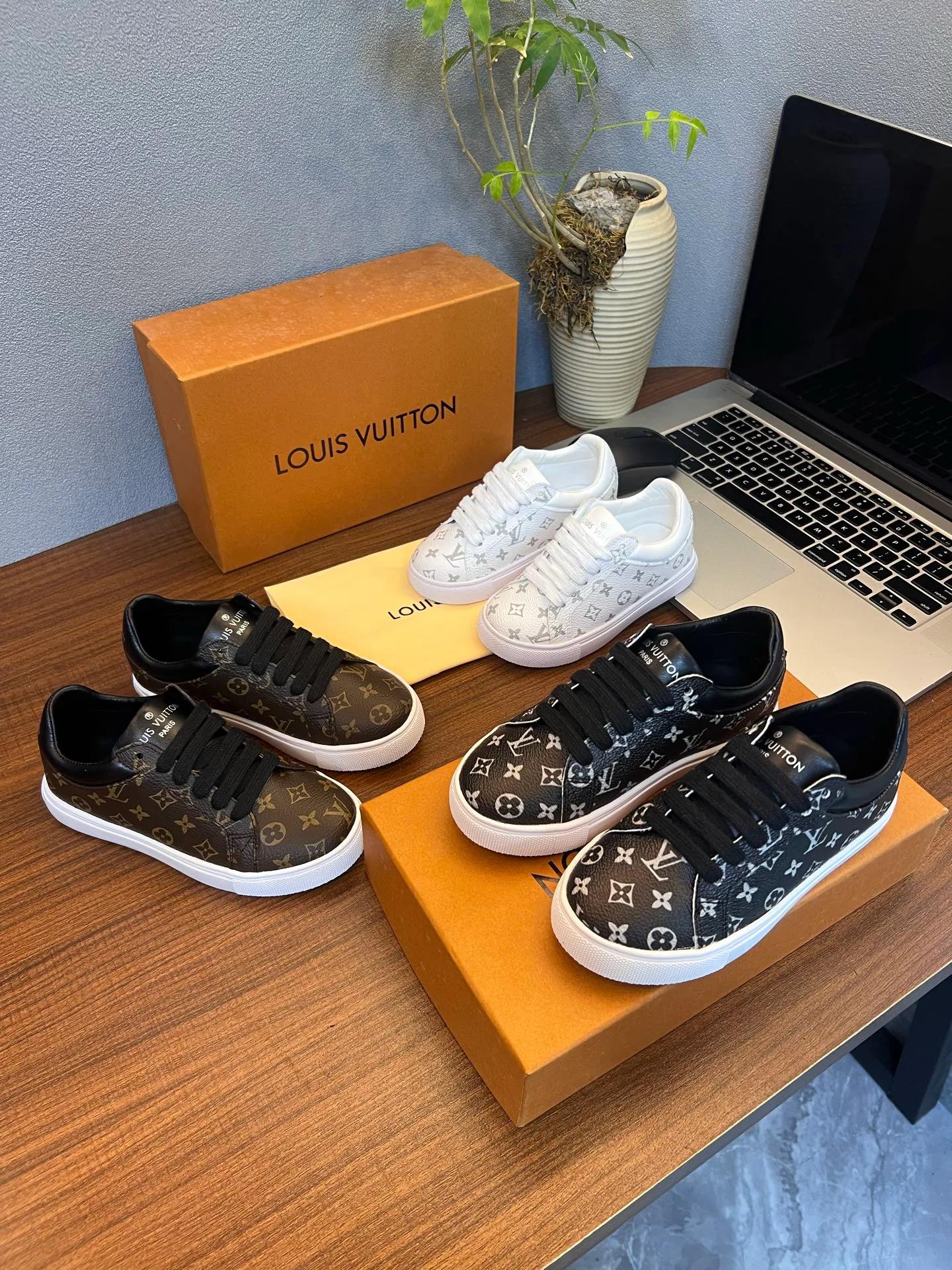 Кроссовки Женские Louis Vuitton 18077535