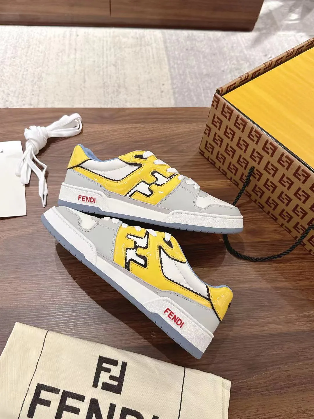 Кроссовки Женские Fendi 18219552