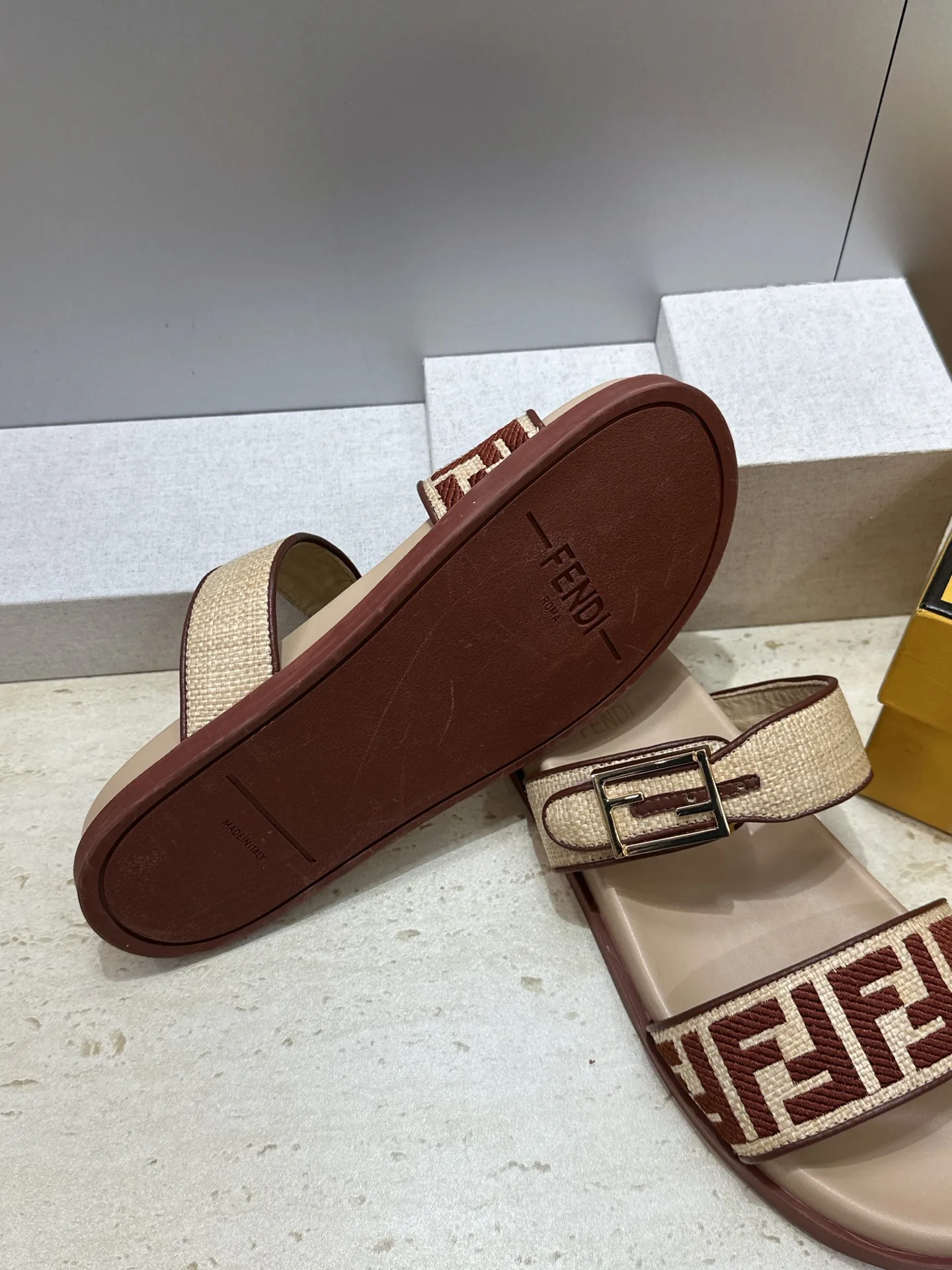 Шлепанцы Женские Fendi 16910446