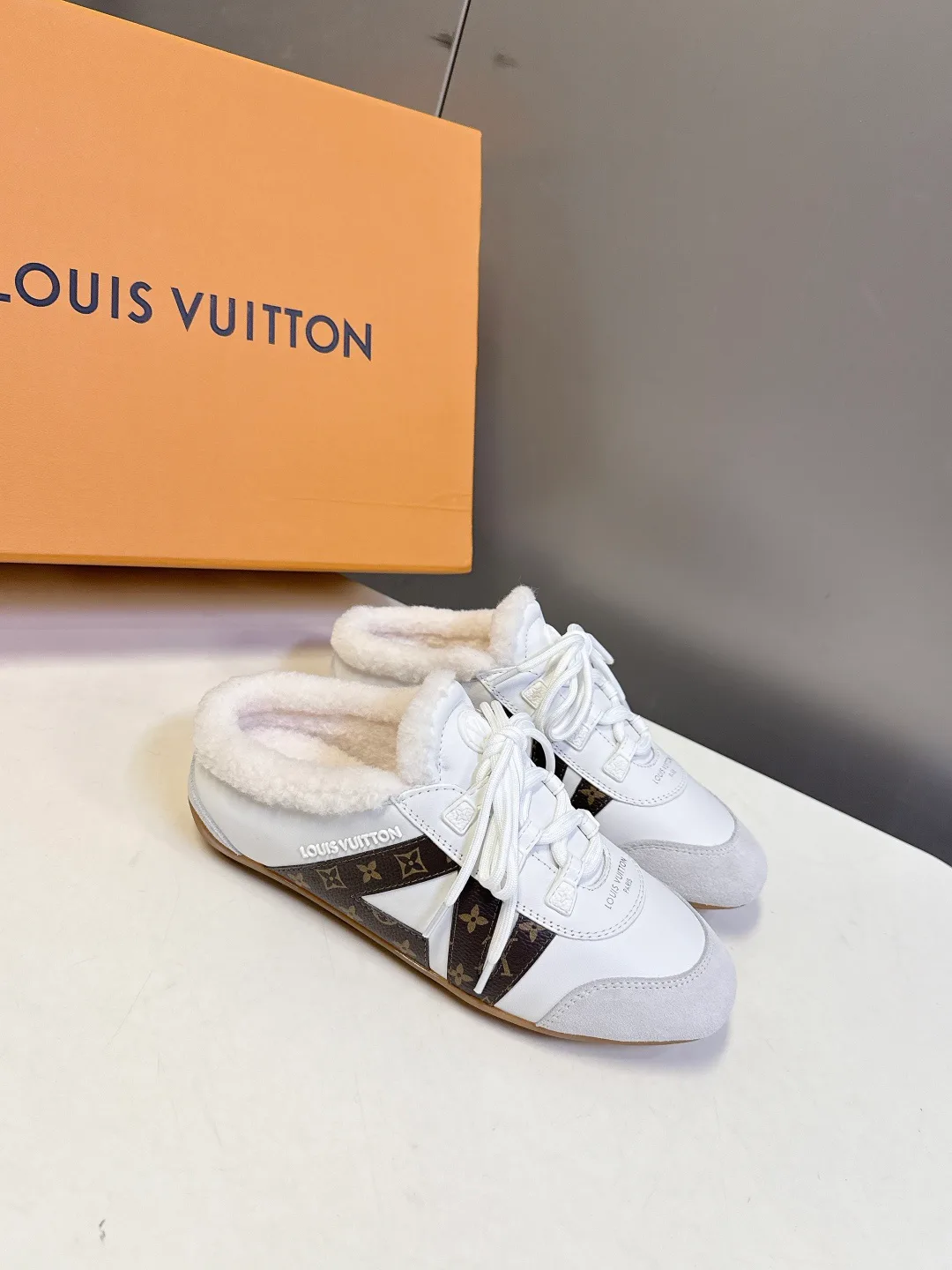 Кроссовки Женские Louis Vuitton 19499942