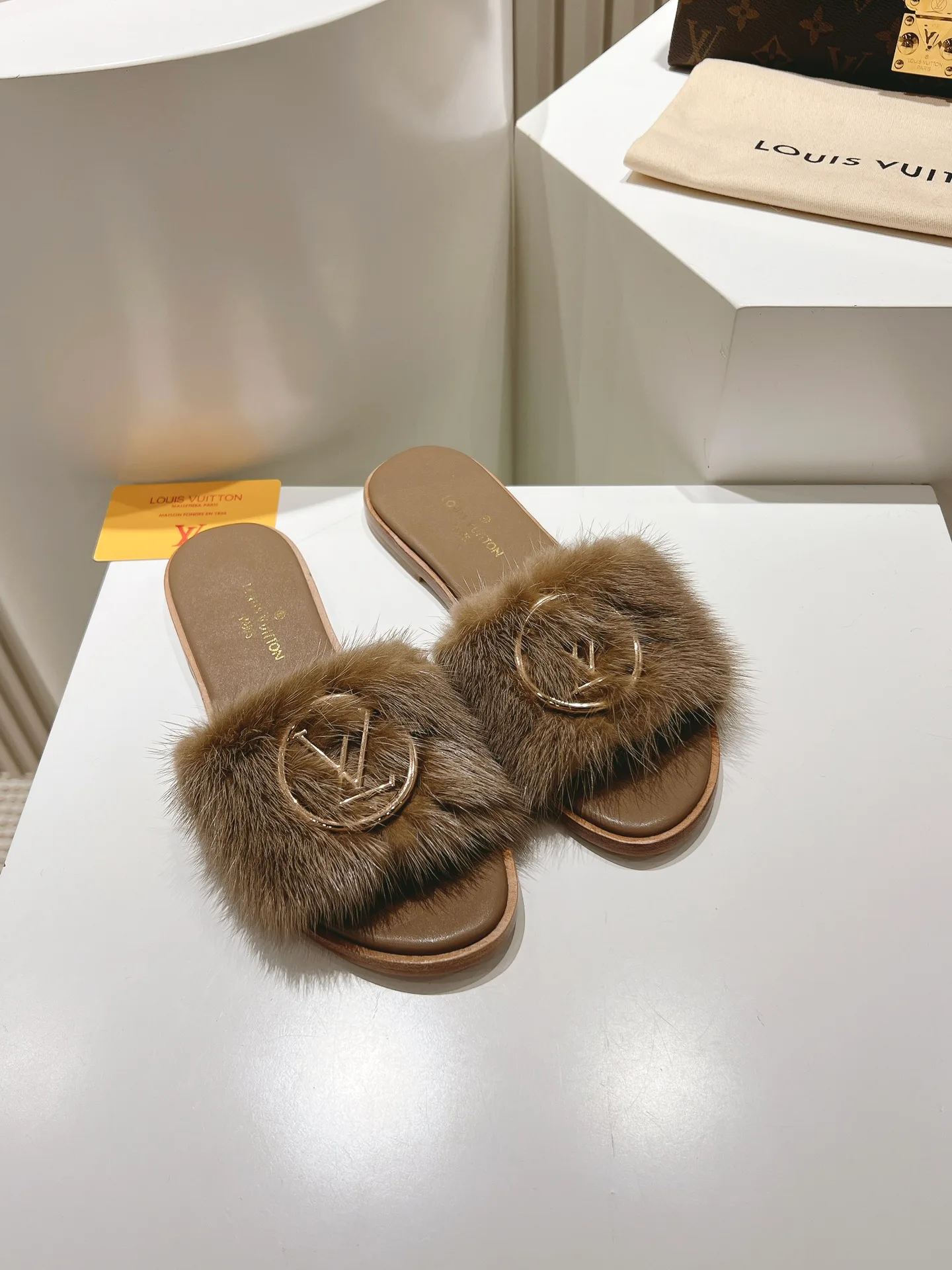 Шлепанцы Женские Louis Vuitton 11190738