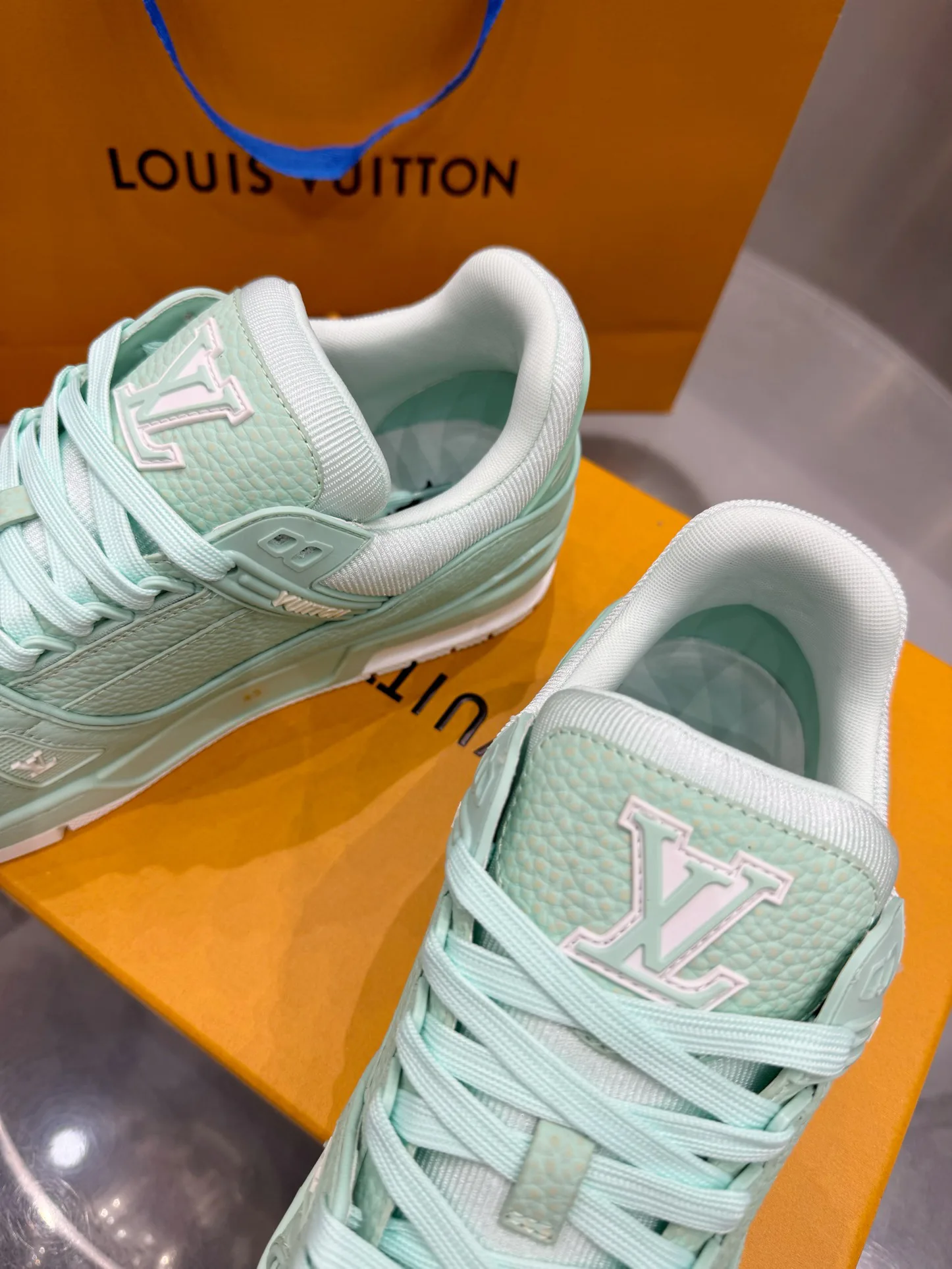 Кроссовки Женские Louis Vuitton 19073370