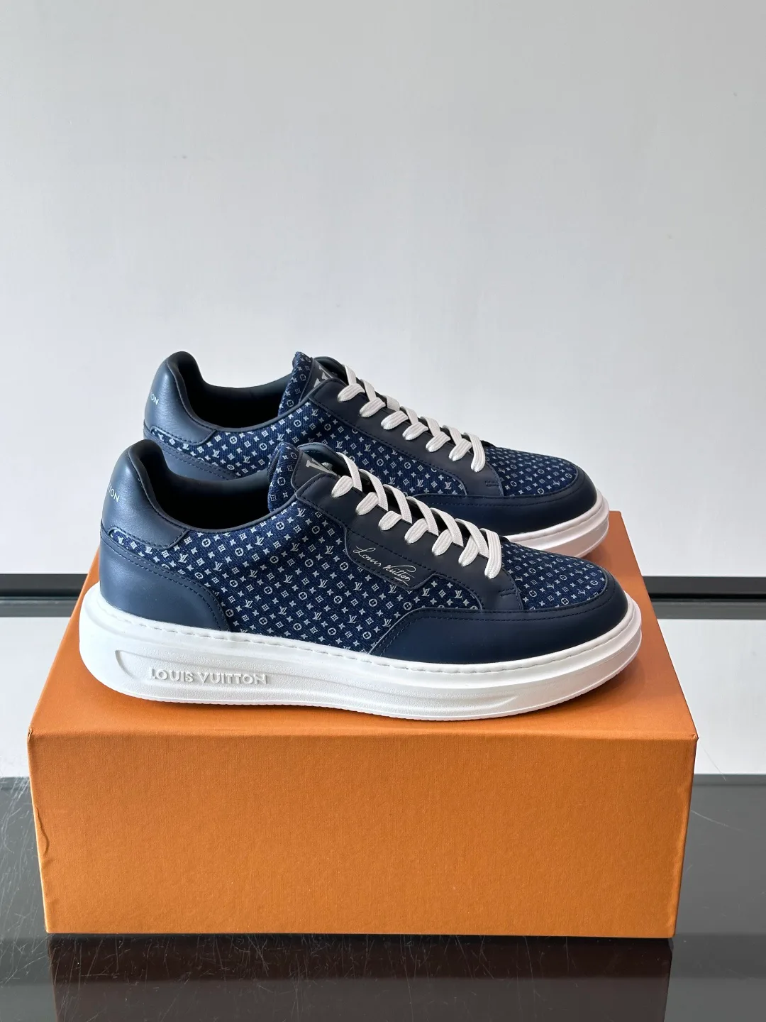 Кроссовки Женские Louis Vuitton 18119008