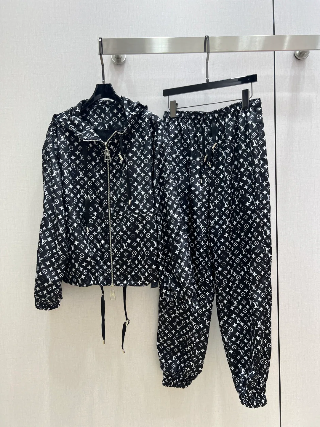 Костюмы Женские Louis Vuitton 1010669