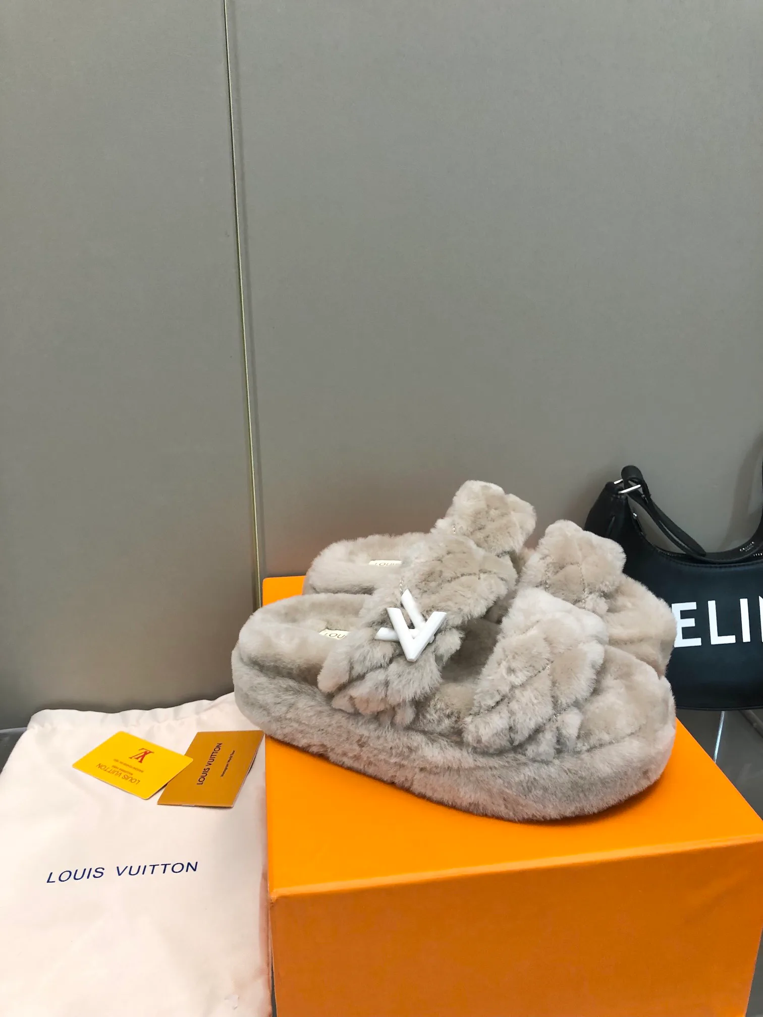 Тапочки Женские Louis Vuitton 914376