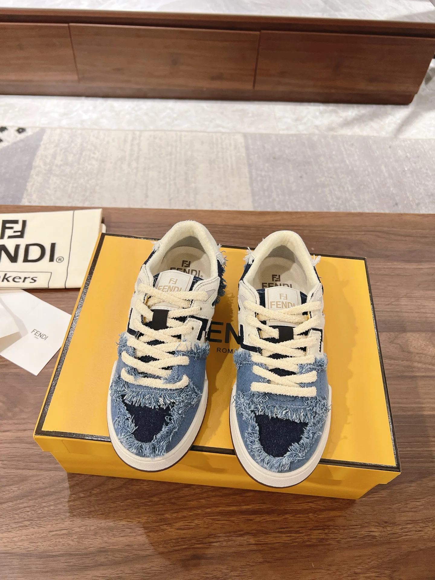 Кроссовки Женские Fendi 18219590