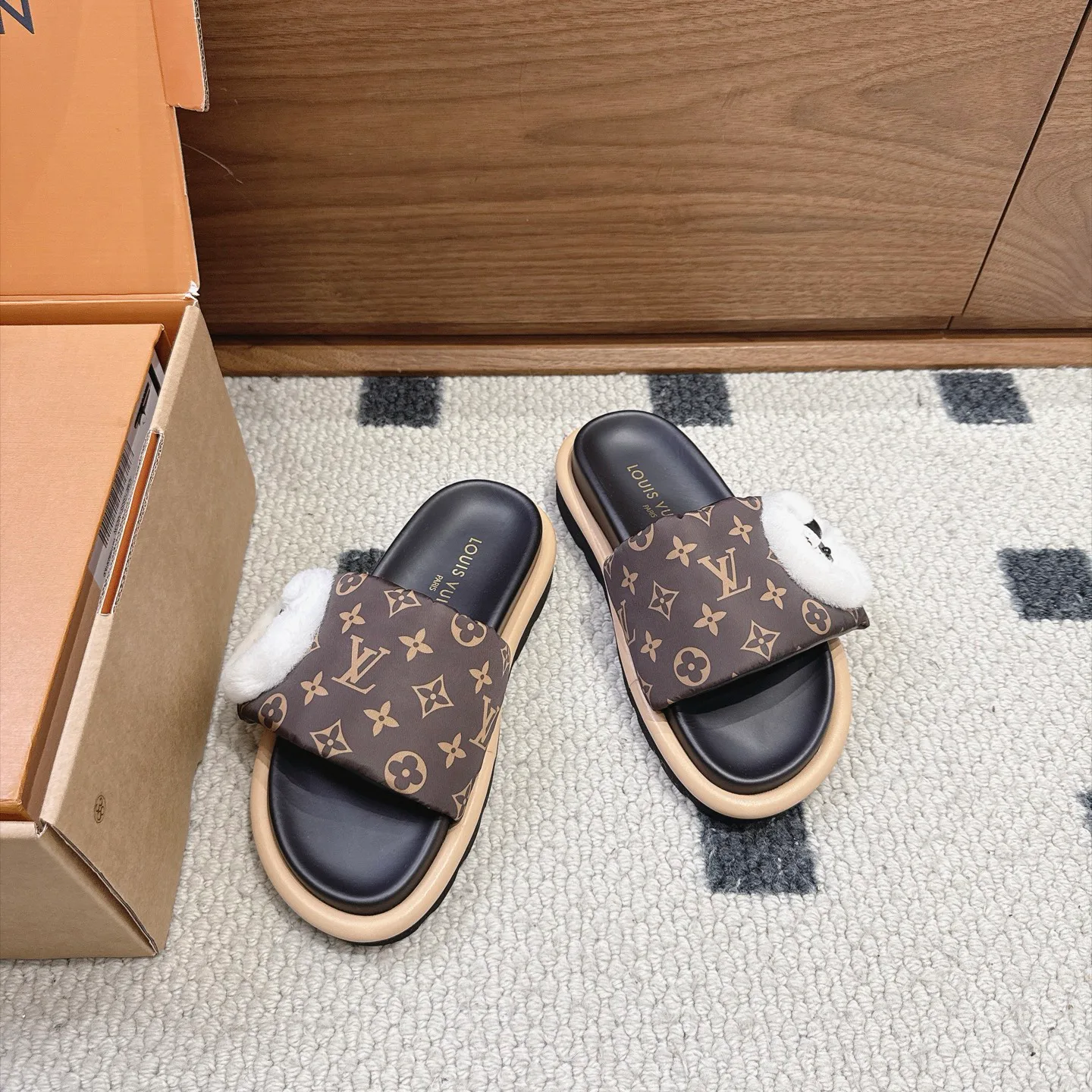 Шлепанцы Женские Louis Vuitton 18025805