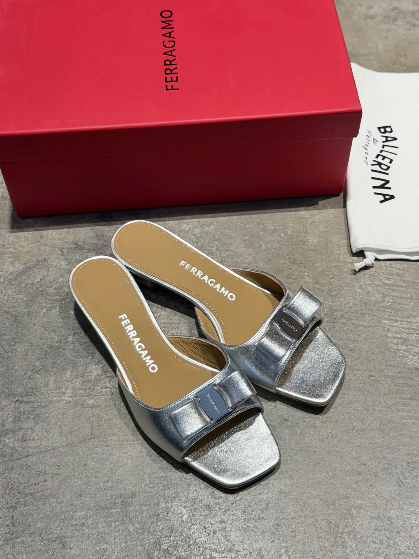 Босоножки Женские Salvatore Ferragamo 17642572