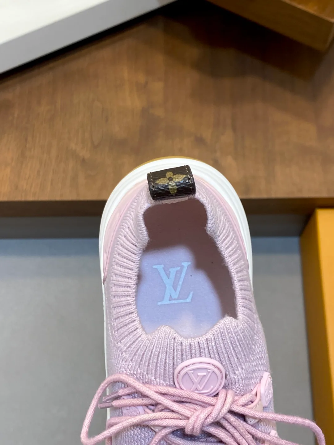 Кроссовки Женские Louis Vuitton 18749229