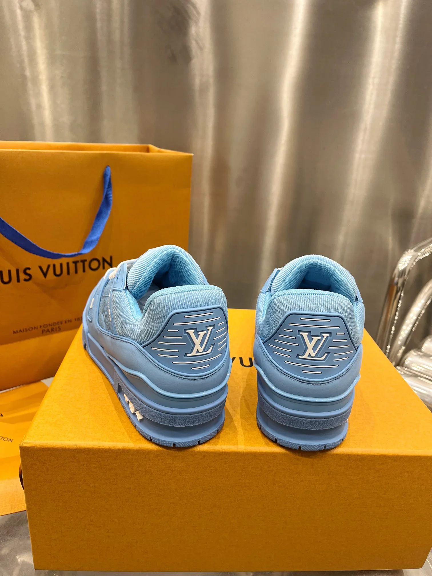 Кроссовки Женские Louis Vuitton 19073378