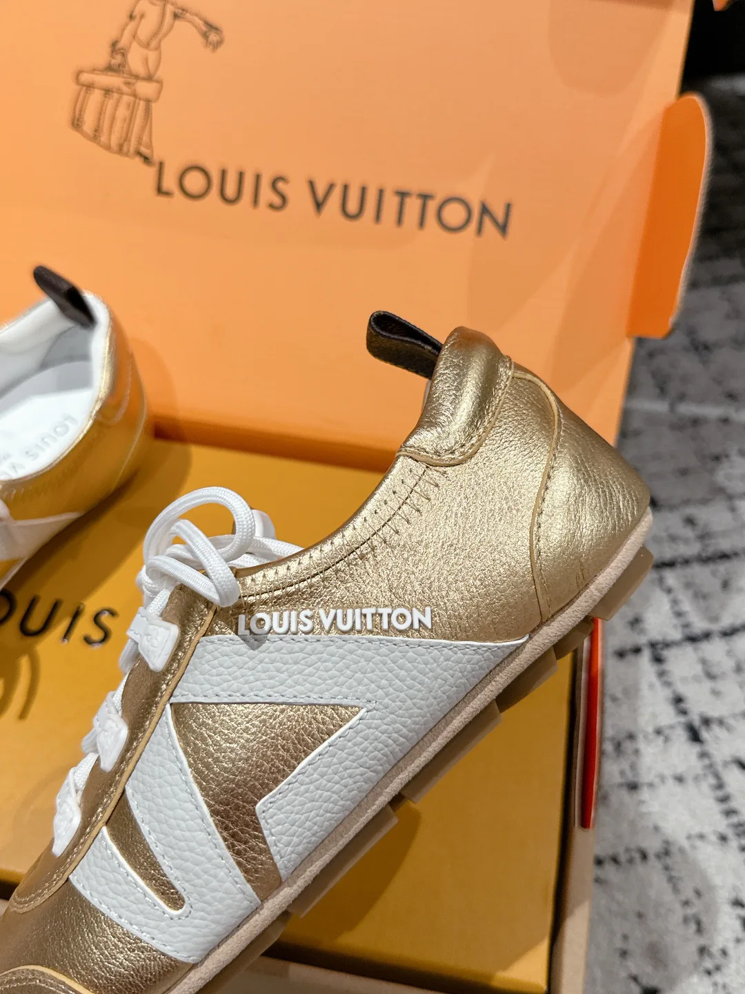 Кроссовки Женские Louis Vuitton 18409705