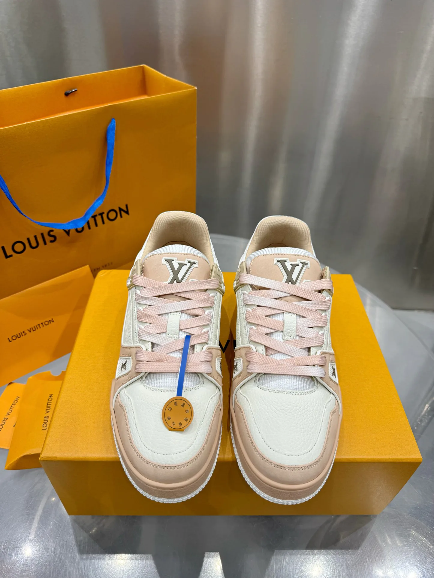 Кроссовки Женские Louis Vuitton 19073367