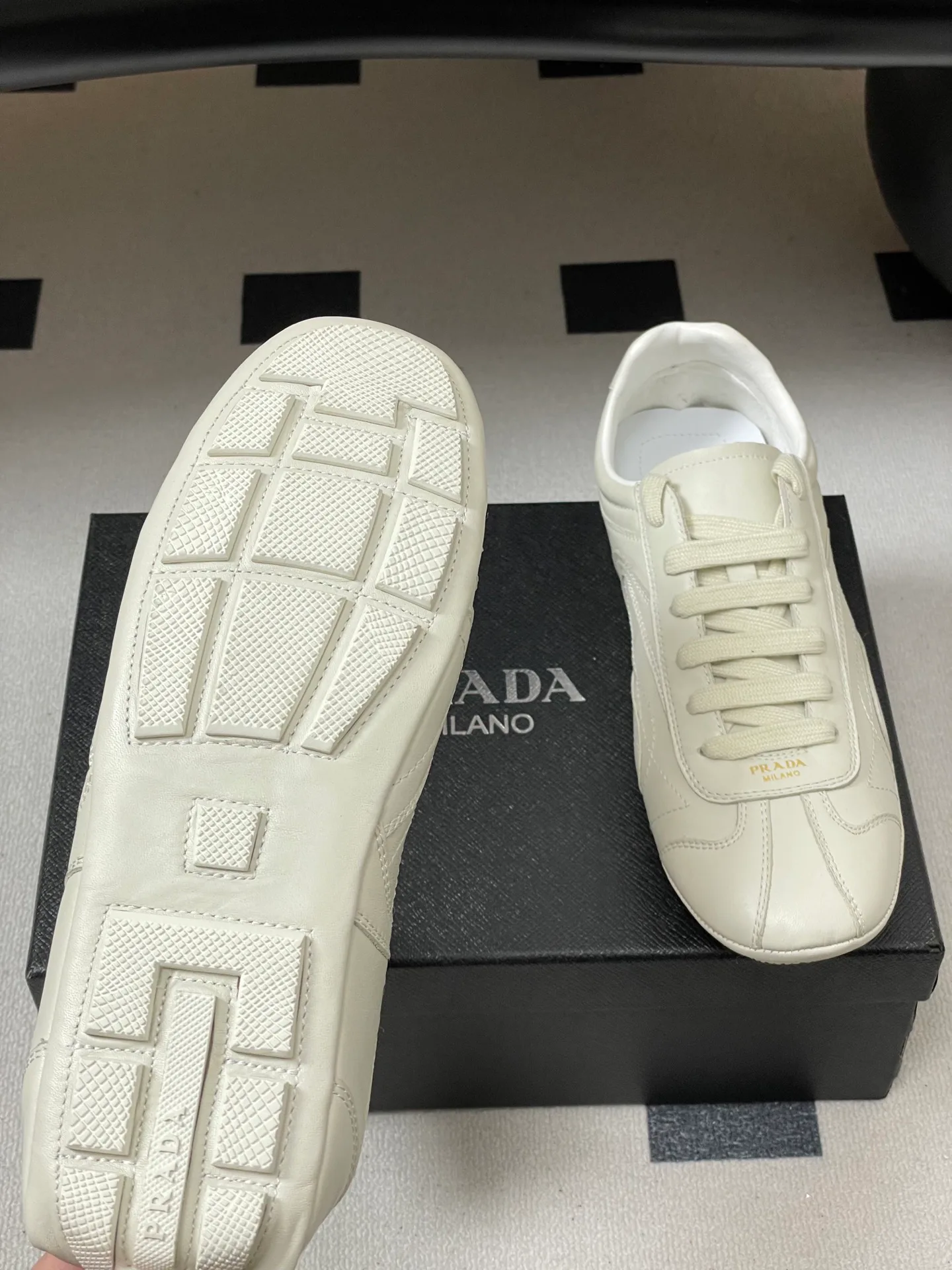 Кроссовки Женские Prada 12810928