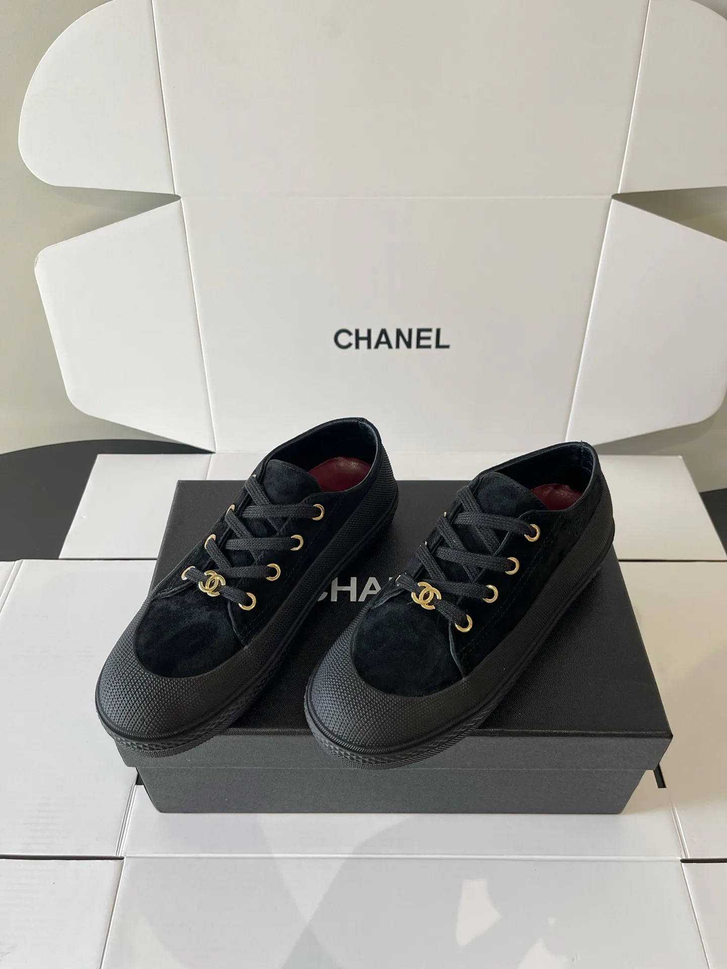 Кроссовки Женские Chanel 18437965