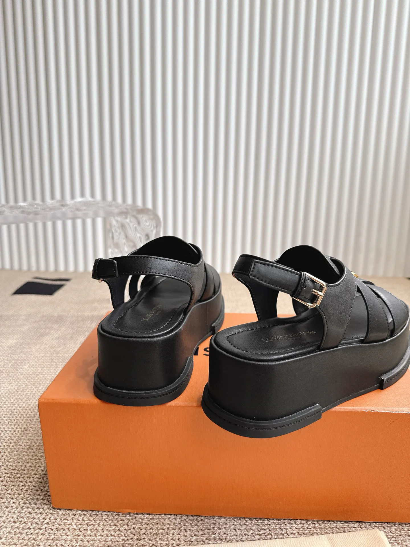 Босоножки Женские Louis Vuitton 17499594