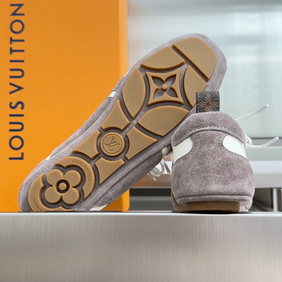 Кроссовки Женские Louis Vuitton 18083489