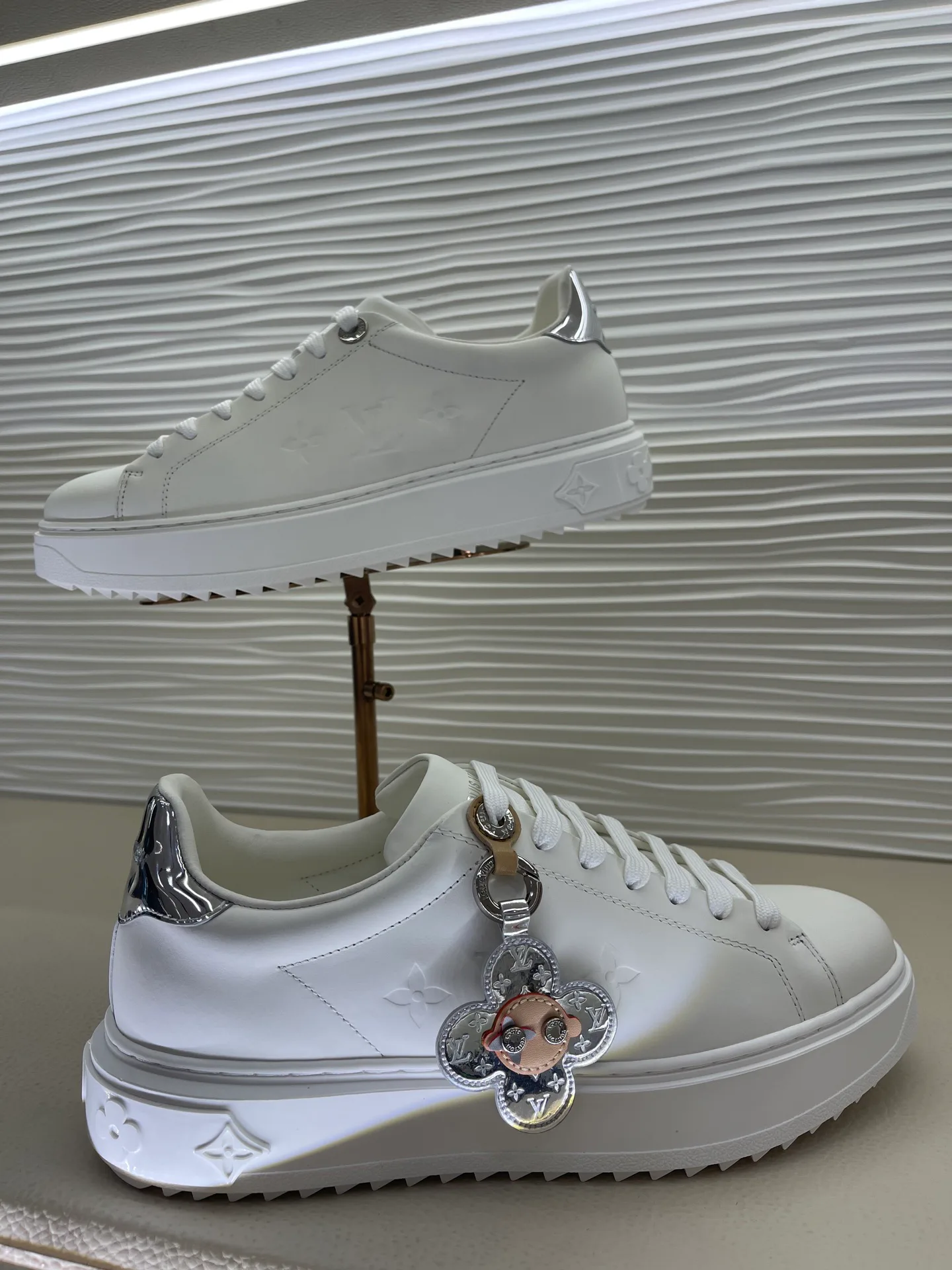 Кроссовки Женские Louis Vuitton 18080228
