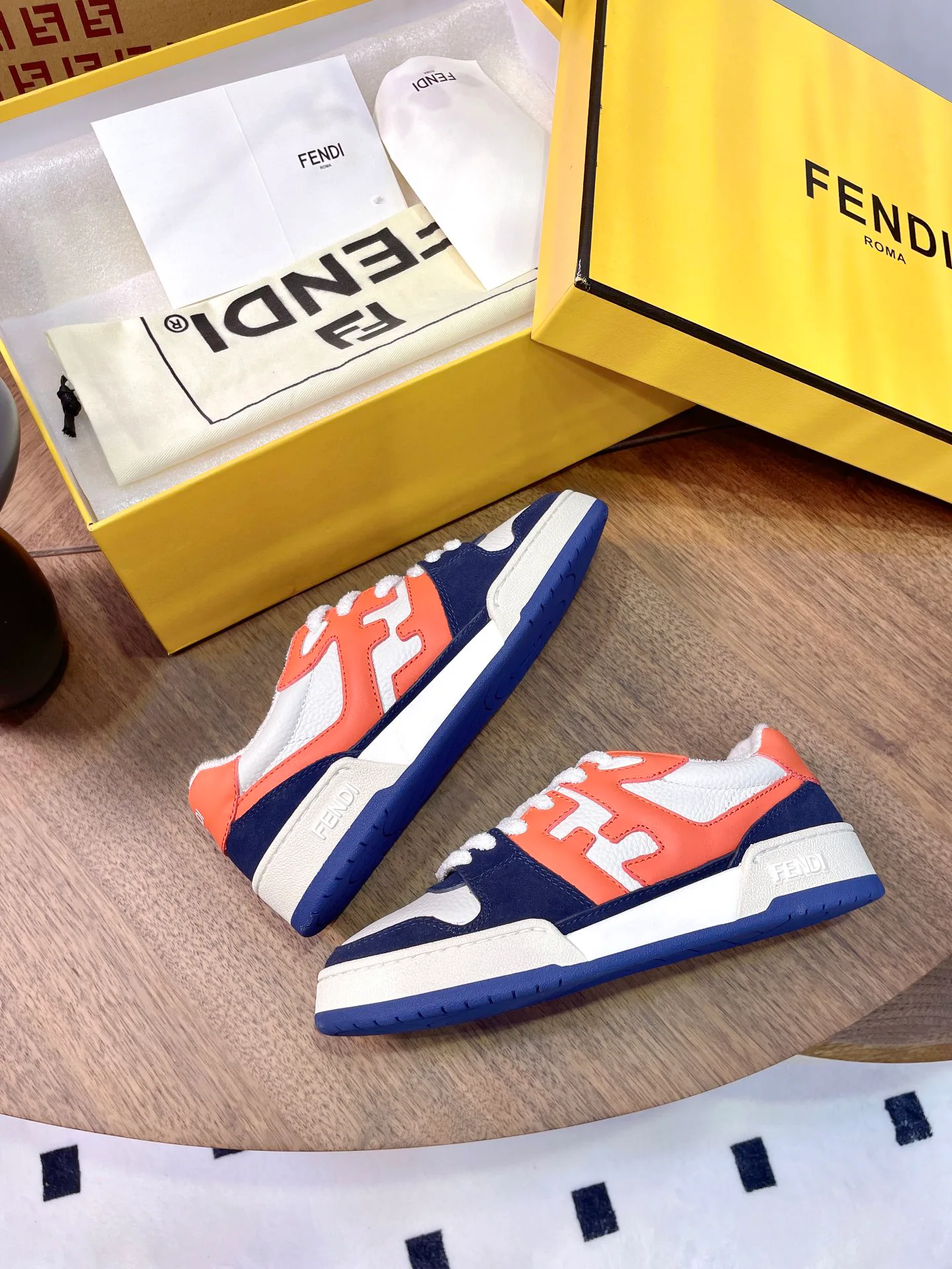 Кроссовки Женские Fendi 17957375