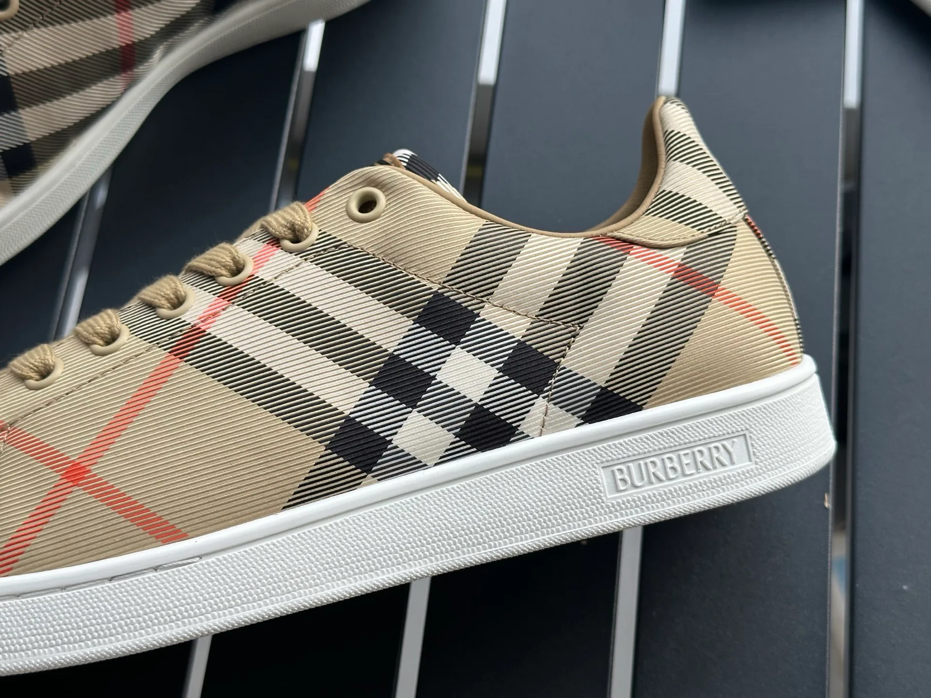 Кроссовки Женские Burberry 17420312