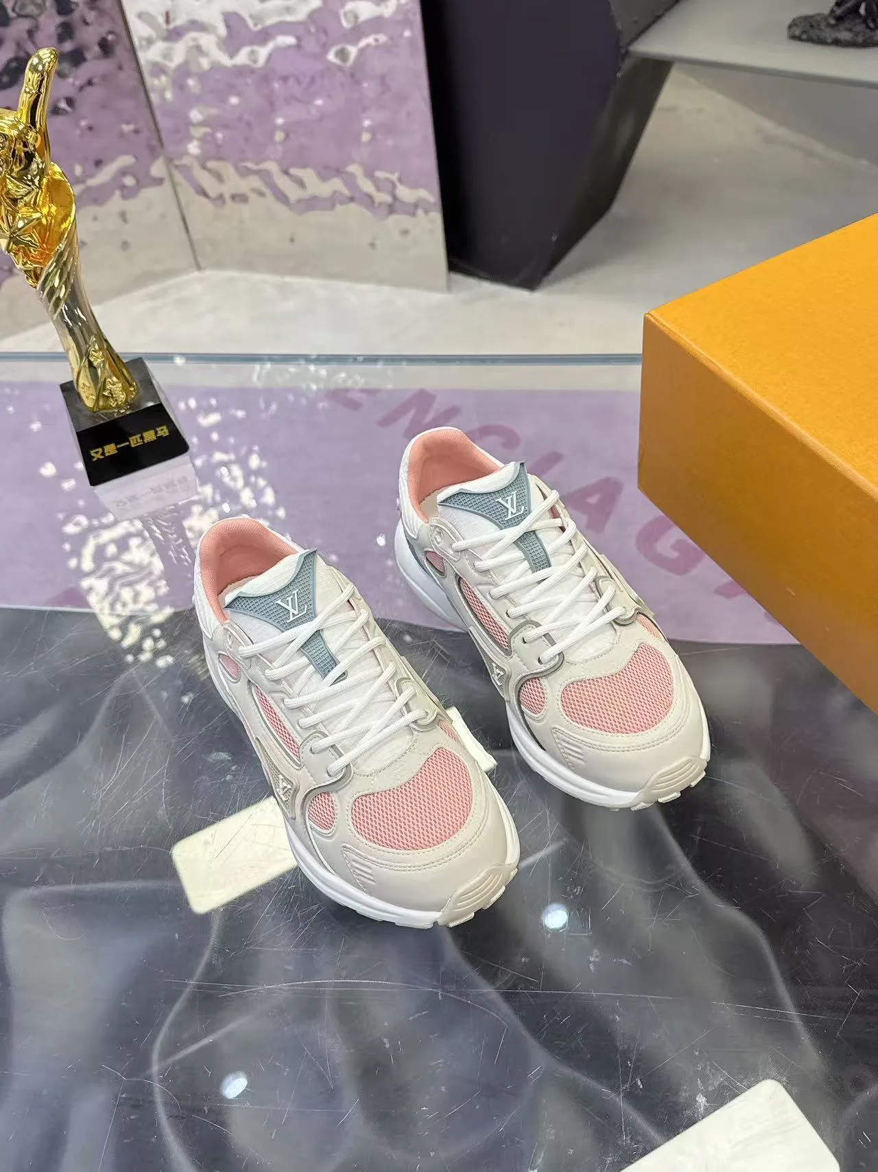 Кроссовки Женские Louis Vuitton 17530426