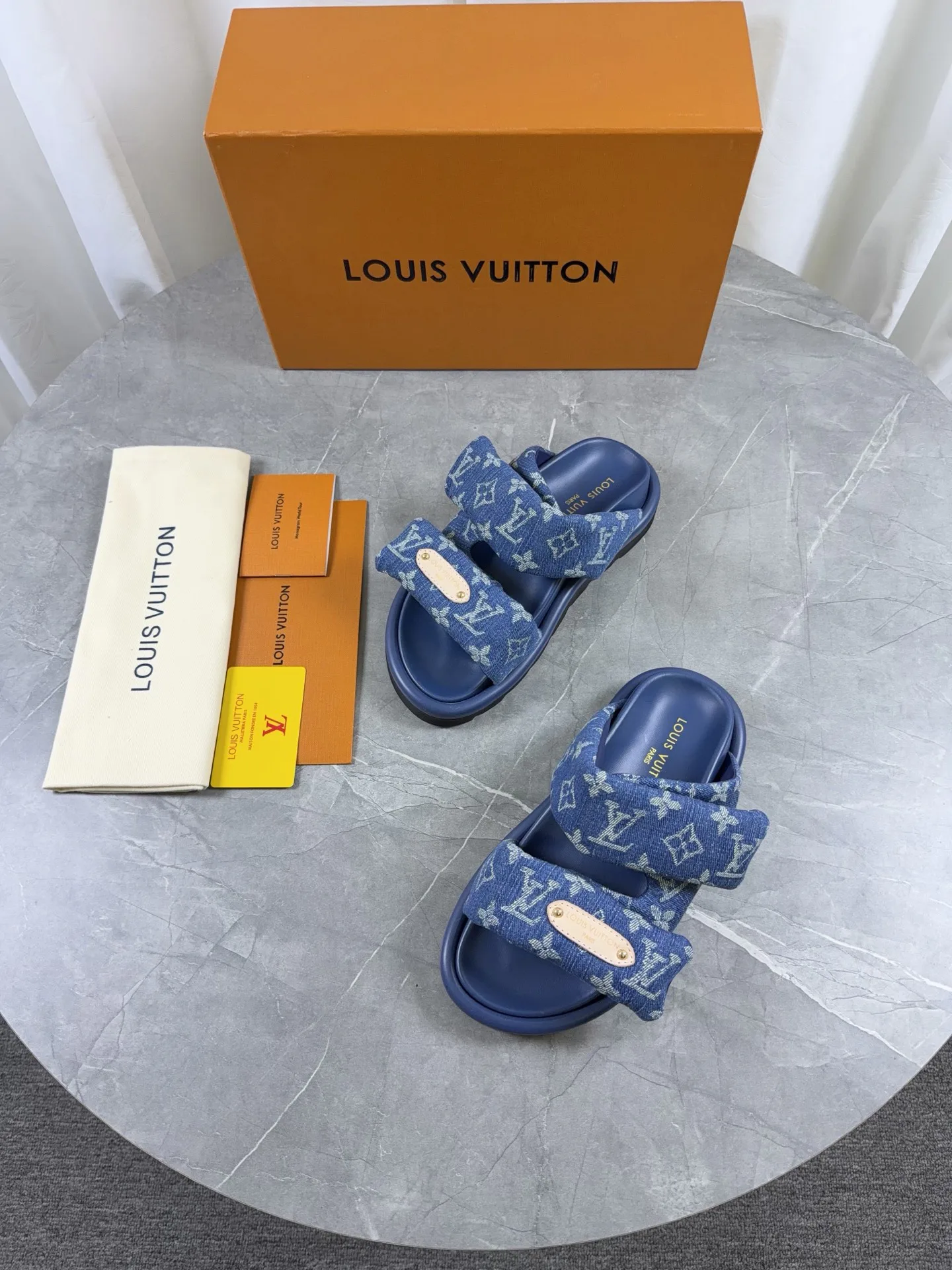 Шлепанцы Женские Louis Vuitton 17968796