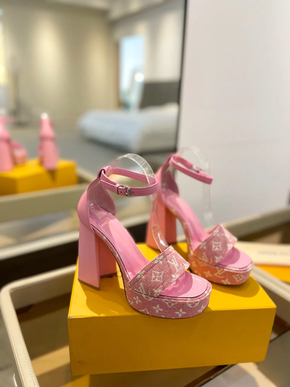 Босоножки Женские Louis Vuitton 17946838