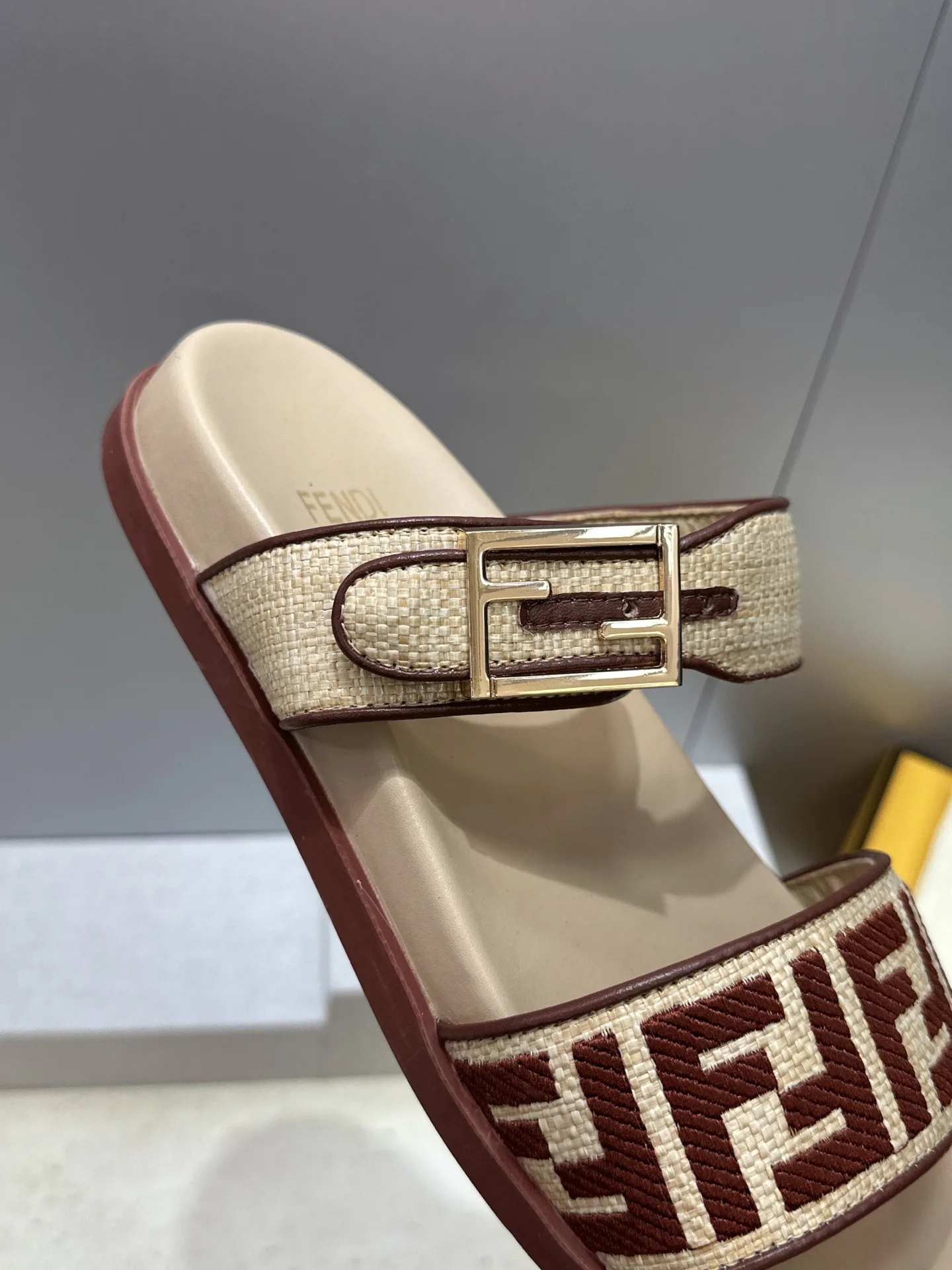 Шлепанцы Женские Fendi 16910446