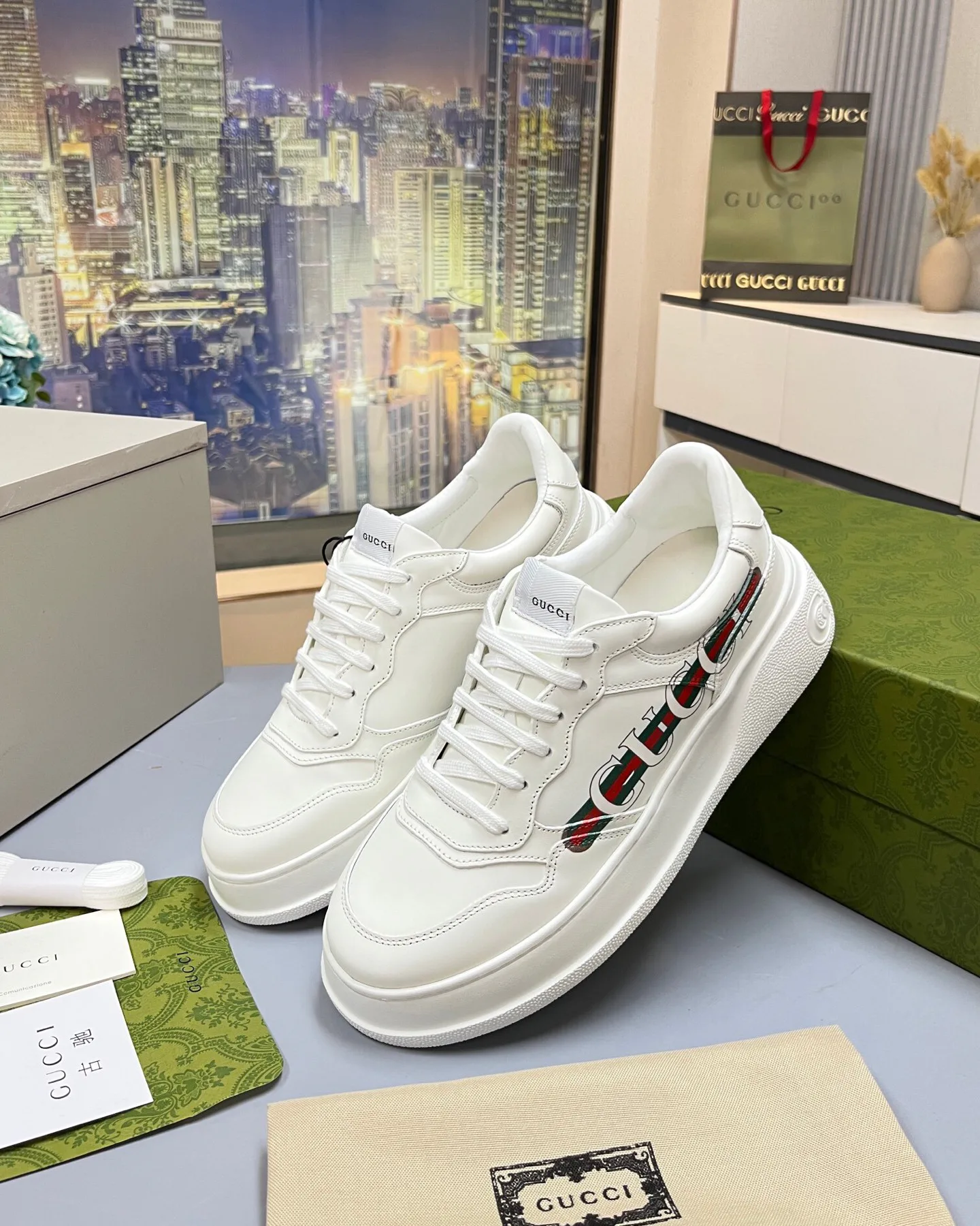 Кроссовки Женские Gucci 18369596