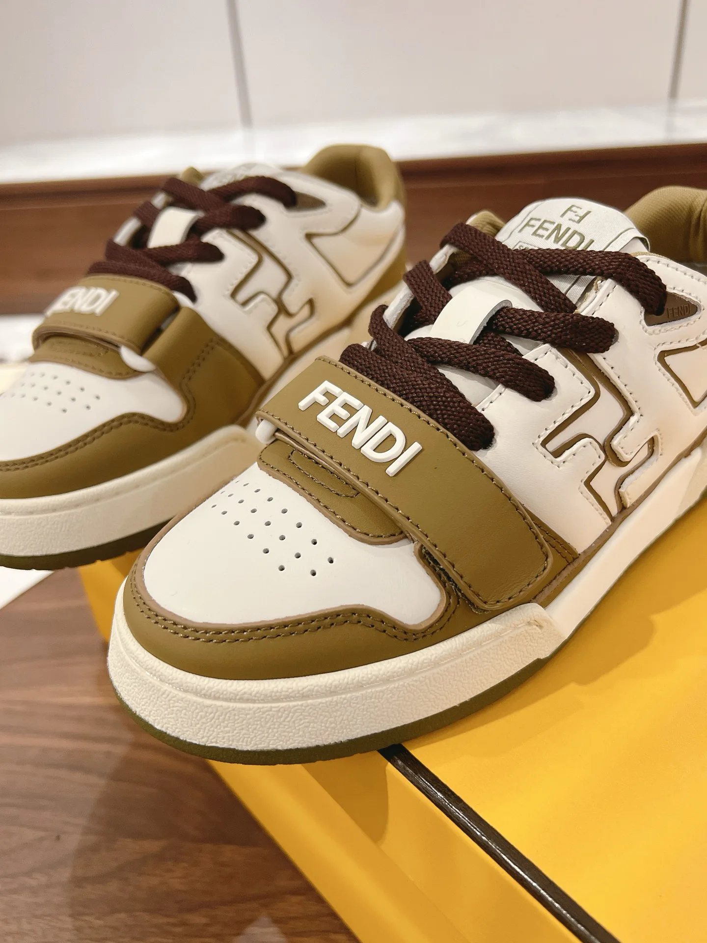 Кроссовки Женские Fendi 18219542