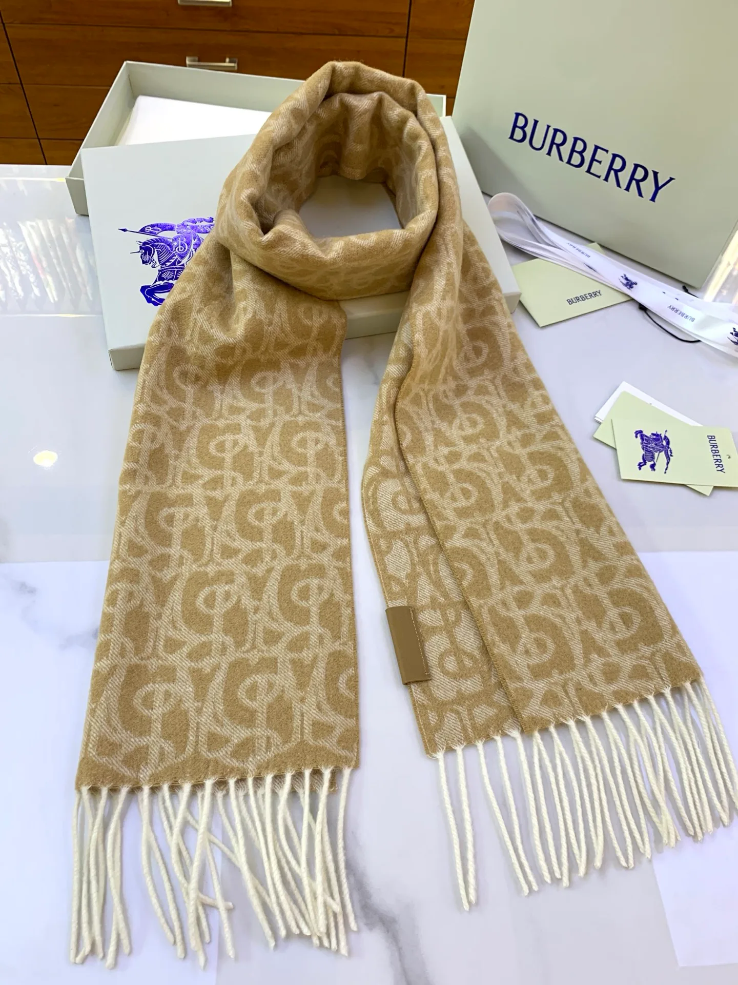 Шарфы Burberry 18039981