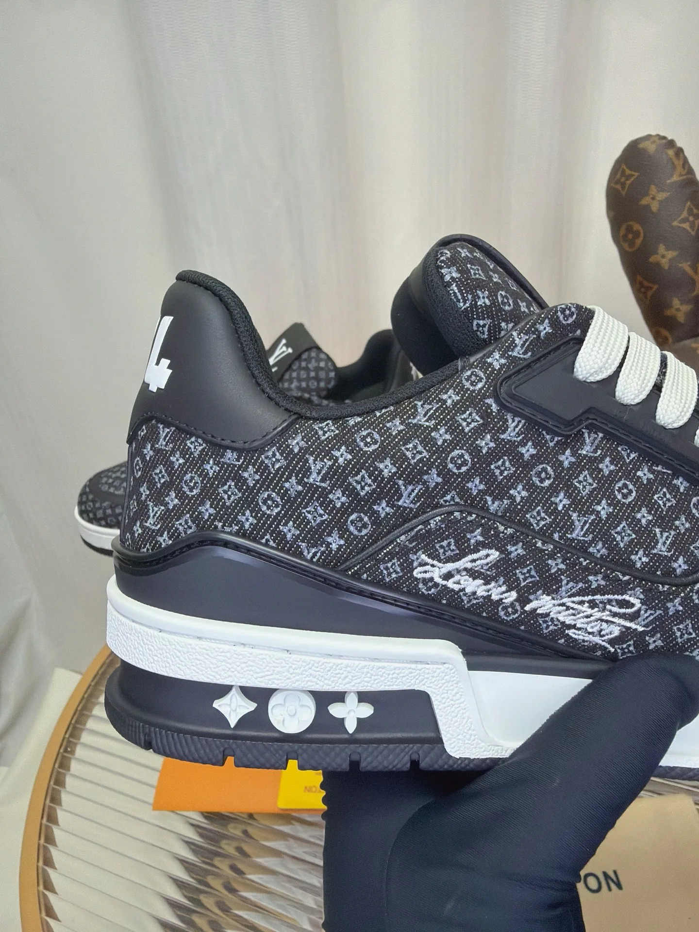 Кроссовки Женские Louis Vuitton 18234386
