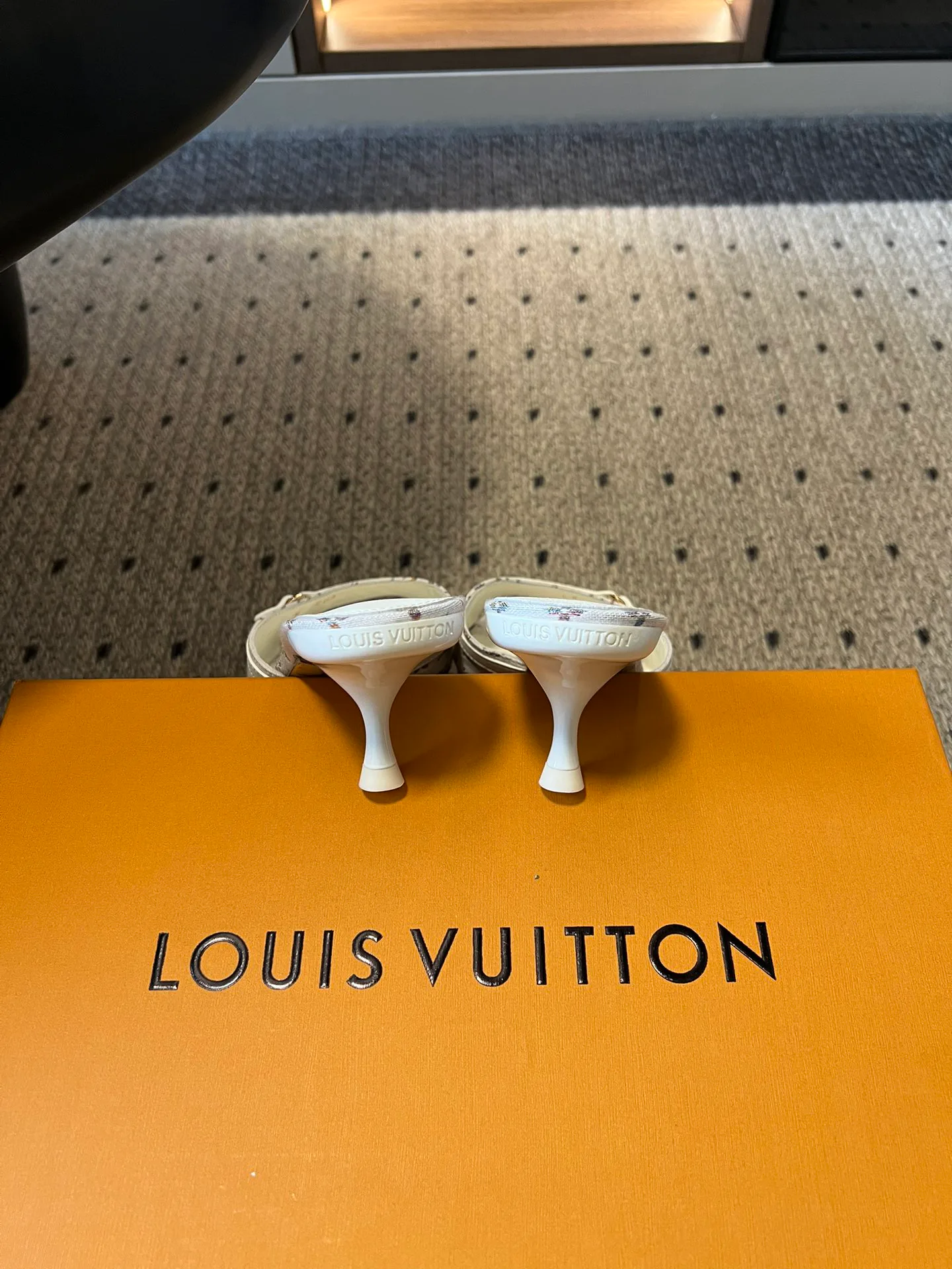 Босоножки Женские Louis Vuitton 12713398