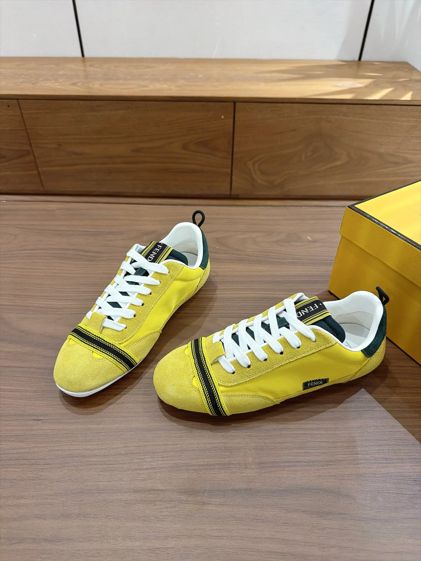 Кроссовки Женские Fendi 18373647