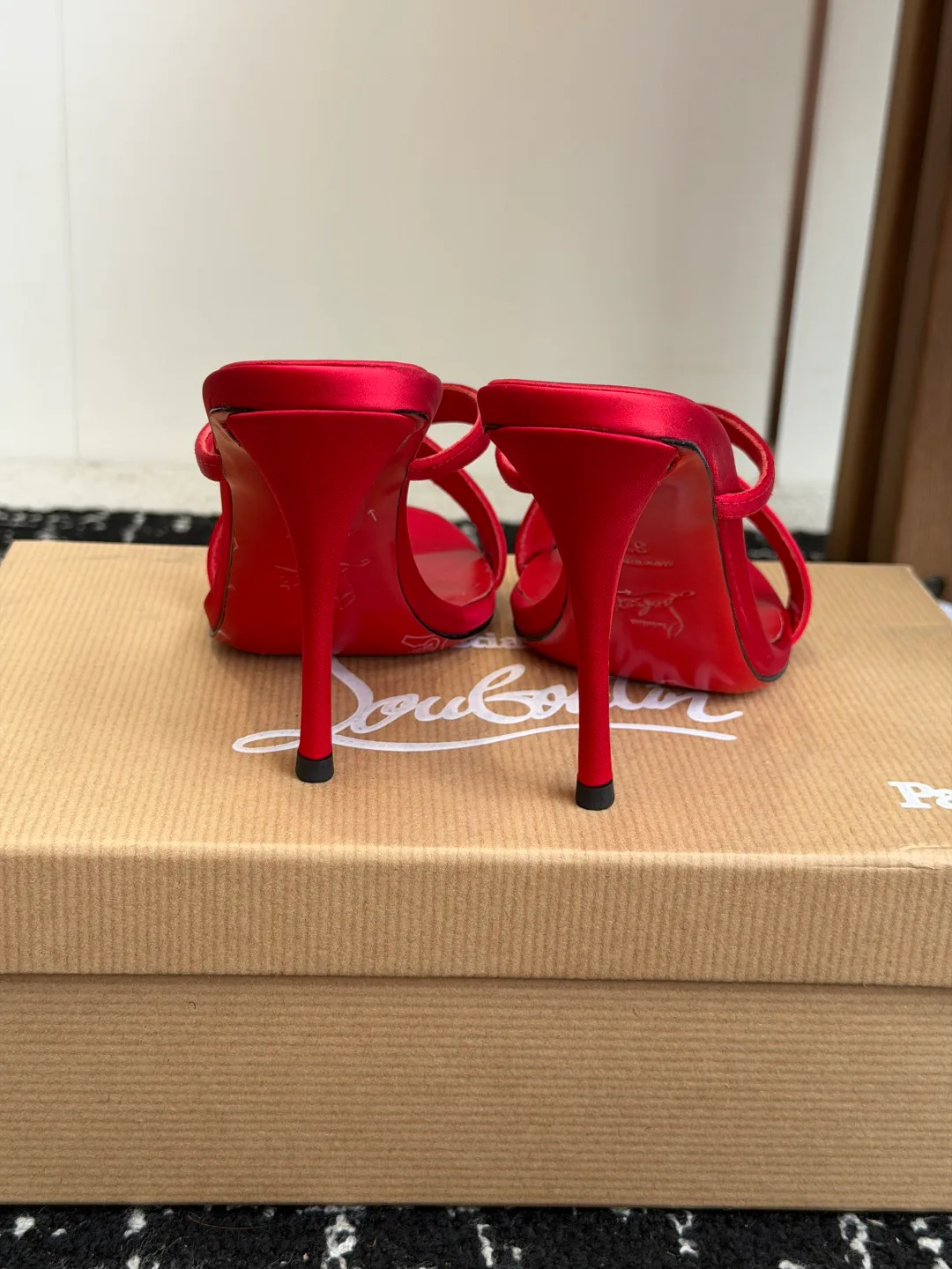Босоножки Женские Christian Louboutin 17936545